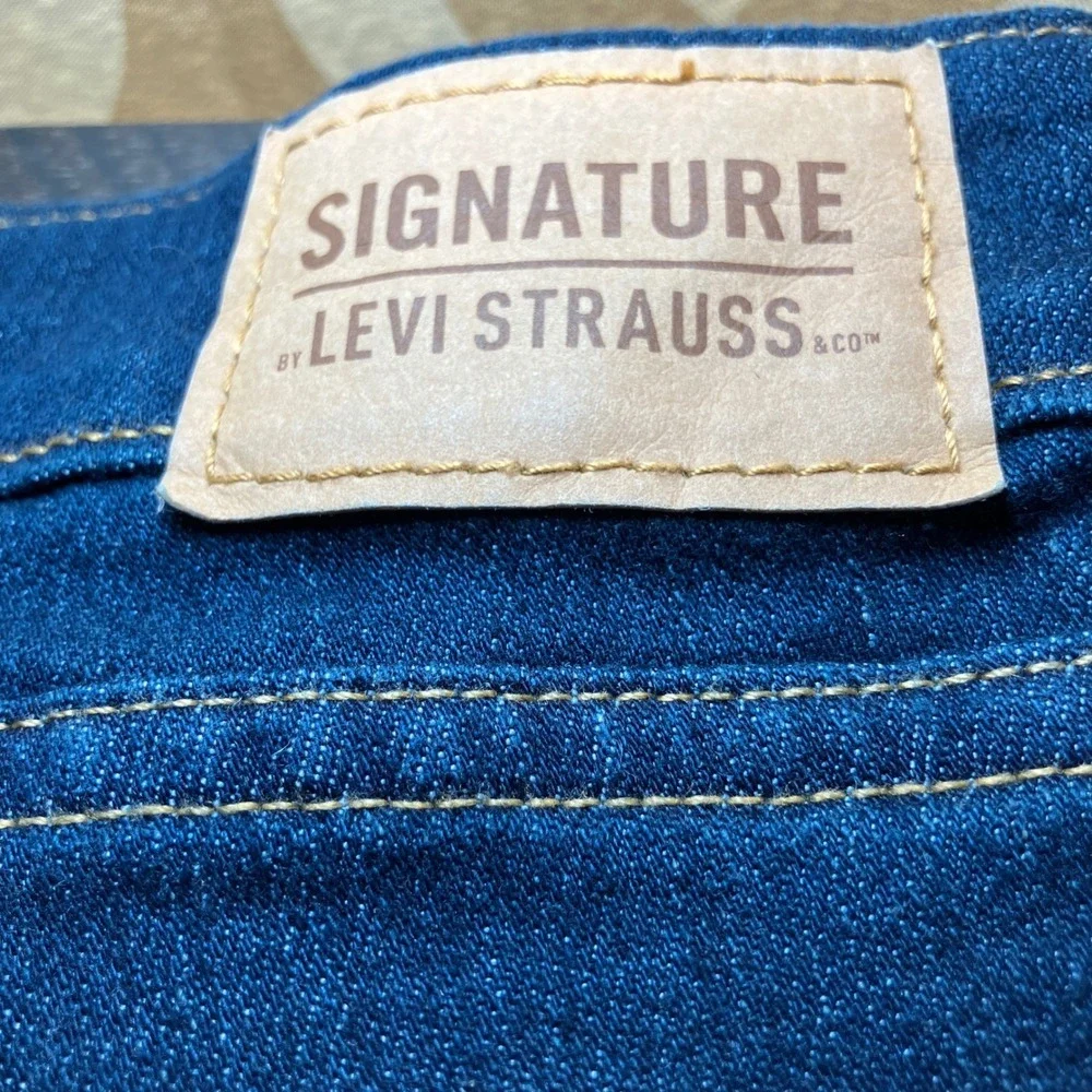 Signature by Levi Strauss Mid Rise Woman's Size 30 Bootcut Dark Wash Jeans